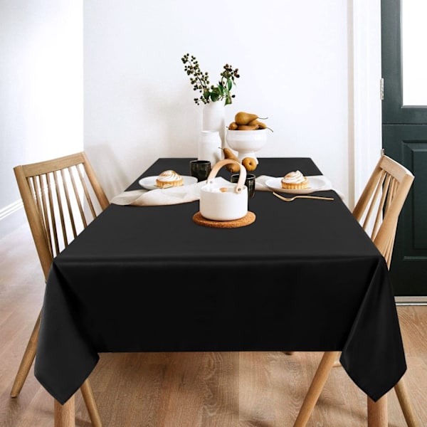 Sett med 2 svarte duker 58 x 108 tommer, vaskbar polyester duk flekk- og krøllbestandig for spisebord, buffet og camping
