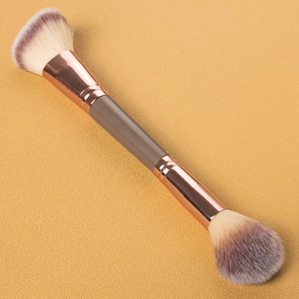 Makeup Brush: Dobbeltendet til flydende pudder