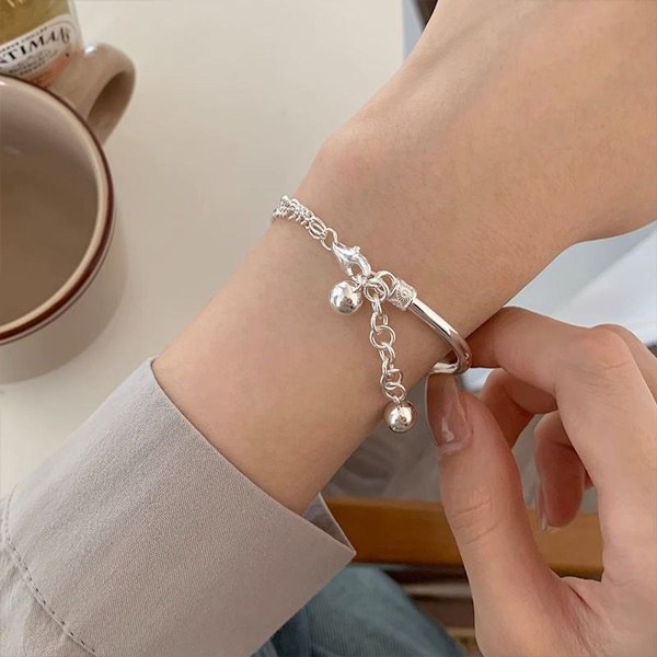 Enkel liten bjelle-armbånd for kvinner