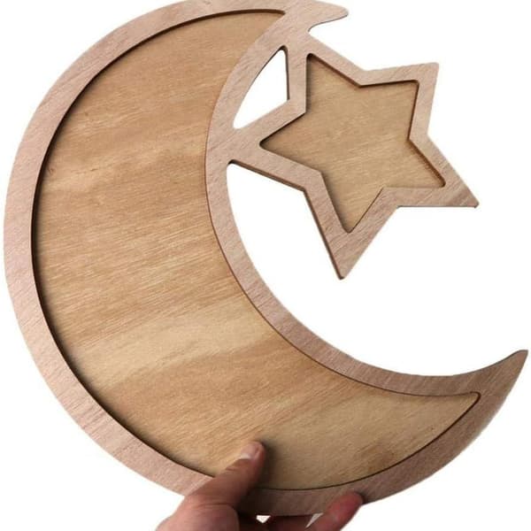 Tretallerken i tre med Ramadan Eid Mubarak-dekorasjon, måne og stjerner, til hjemmet