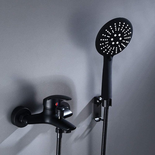 Badekarhane, sort brusehanearmatur med håndbruser, synlig brusearmatur