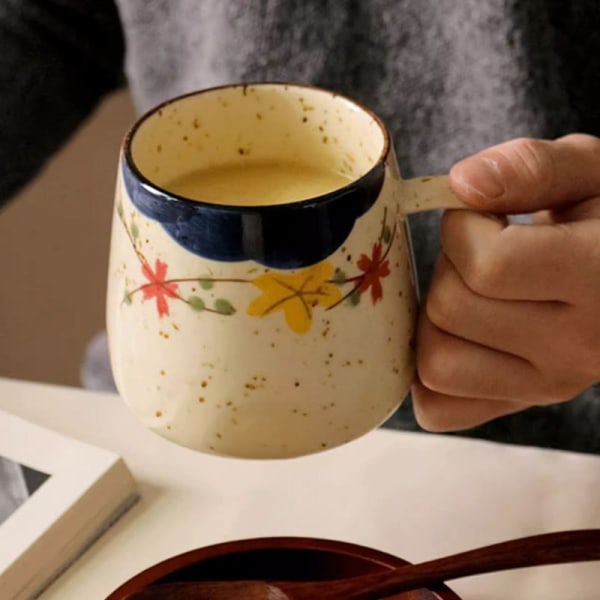 Keramisk mjölkkopp med lock och sked, kaffekopp med
