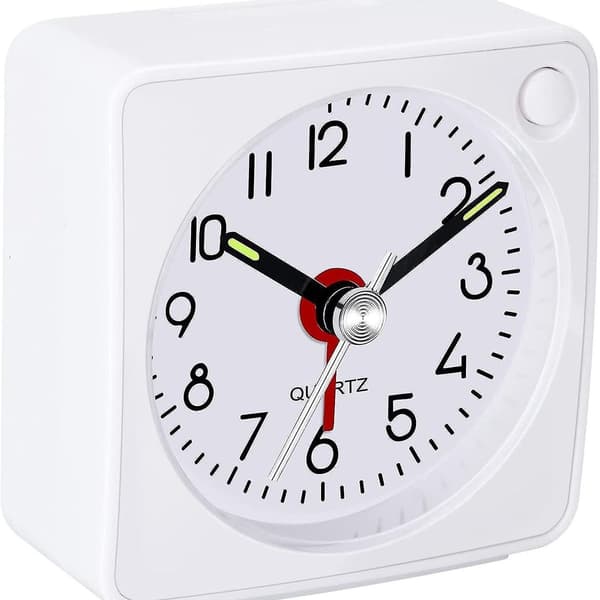 Ultraliten analog väckarklocka för resor: snooze- och ljusfunktion ingår