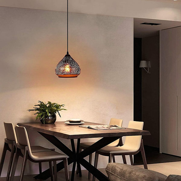 Hengende lampe med perforert design laget av svart og gull metall KLB