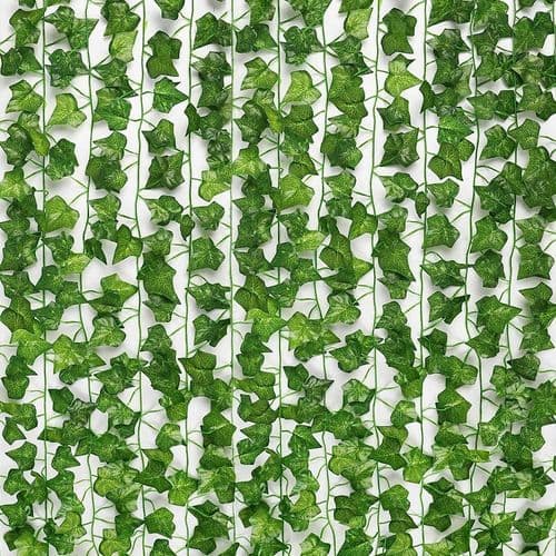 Kunstig efterligning af efeu blomster Simulering af efeu blade hængende på