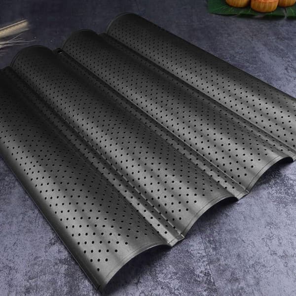 Perforeret baguetteform med non-stick belægning til bagning, sort KLB
