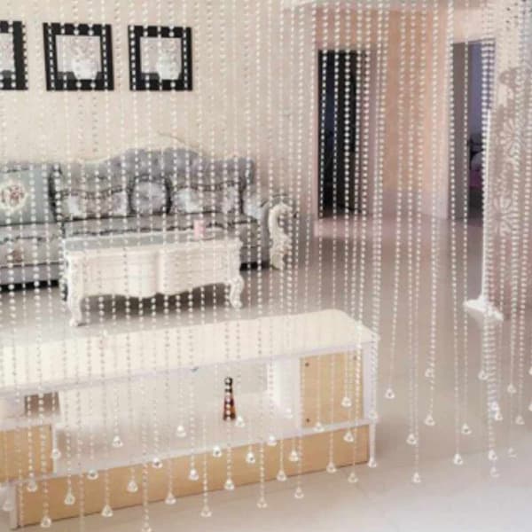 Transparent gardin med kristallpärlor