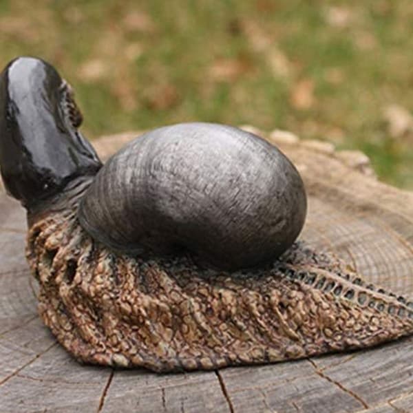 Snigeldocka staty docka harts skulptur trädgård gräsmatta