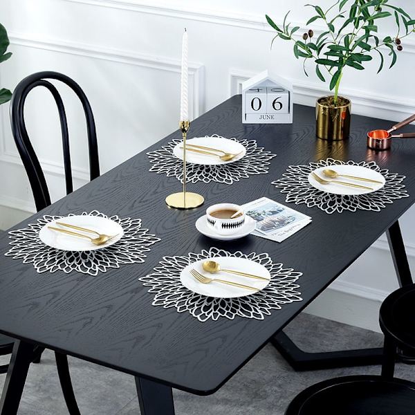 4 par eleganta placemats. Perfekt för att dekorera din middag för att skapa en festlig atmosfär