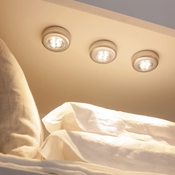 Set med 3 självhäftande batteridrivna spotlights med vita LED för inomhus
