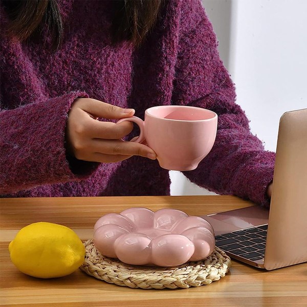 Pink keramisk kaffekop med matchende service, blomst