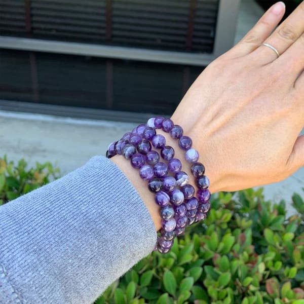 Elastisk armbånd i blandede lilla ædelsten på 8 mm KLB
