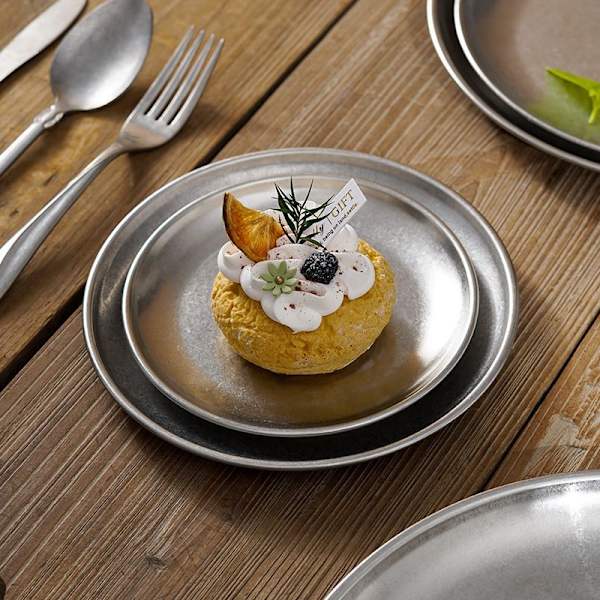 Rostfri tallrik set med 2 metall middagstallrikar för snacks, silver