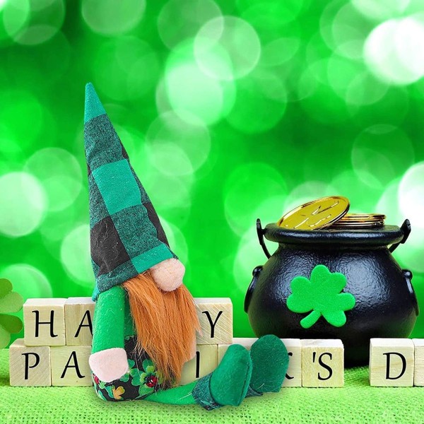 St. Patrick's Day plysjnisser, grønn lue, ansiktsløs eldre person A KLB