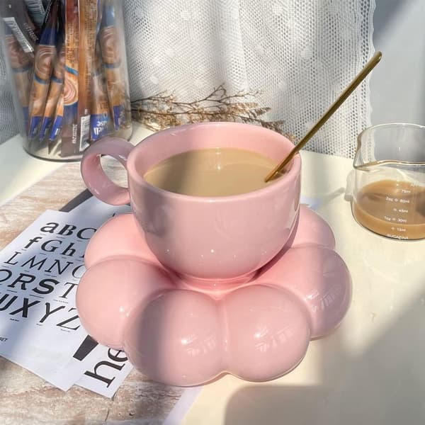 Rosa keramisk kaffekopp med matchande servis, blomma