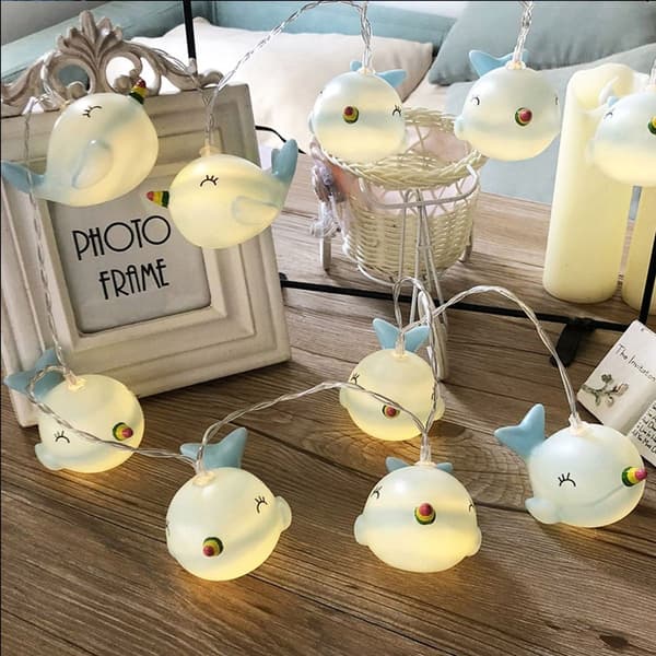 Blå plastfe-lys i form av en liten delfin med 10 LED-lys KLB