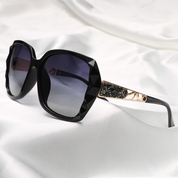 Et sort stel Dobbeltgrå film Klassiske polariserede solbriller til kvinder Mode Damesolbriller Glitrende komposit skinnende stort stel