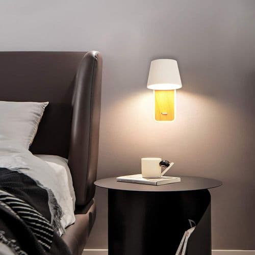 Vit LED-vägglampa med träbas, 6W varmvit 2700K