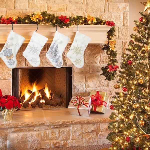 Pakke med 4 hvide julestrømper, 18 store julestrømper KLB