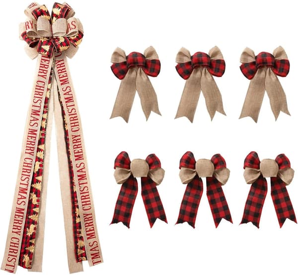 Små julepynt med prikker til biler, røde og sorte buffalo plaid-sløjfer til julepynt