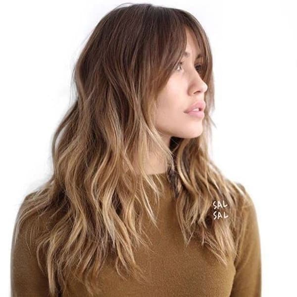 Langt krøllet syntetisk paryk i blond brun gradient