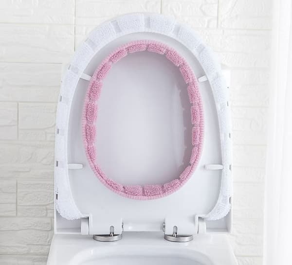 Pehmeä vaaleanpunainen wc-istuimen kansi