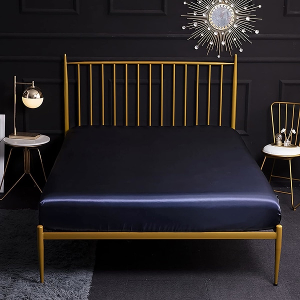 4-delat Set med Sidenlakan i Enfärgad Satin, 1 x Resårlakan 198*203 cm 2 Personer med 35 cm Stor Fick, 1 x Påslakan och 2 x Kuddfodral Navy Blue