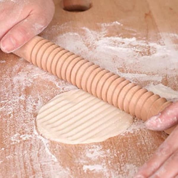 Klassisk kjevle i tre, tradisjonelt håndverk laget trekjevle for pizzabaking, trådsformet kjeksdumpling