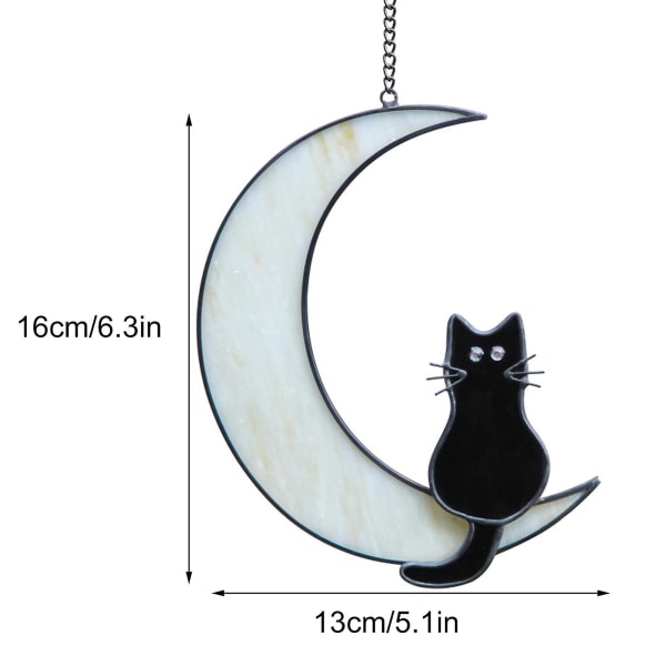 Mini sort kat ophængsfigur på hvid måne vindue med elegant glas