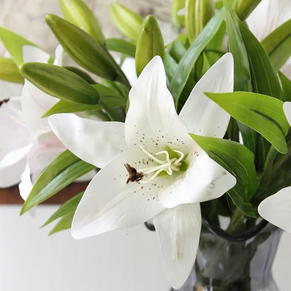 Konstgjorda liljor med blomsterkonst, 8 st White