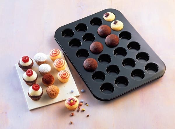 Non-stick premium belagt 24 mini cupcakeform, længde 37,5 cm x bredde 25,5 cm, sort