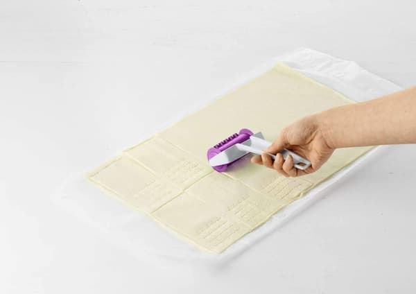 Kjevle for å lage brødpinner, aperitiffpinner og hjemmelagde forretter Purple