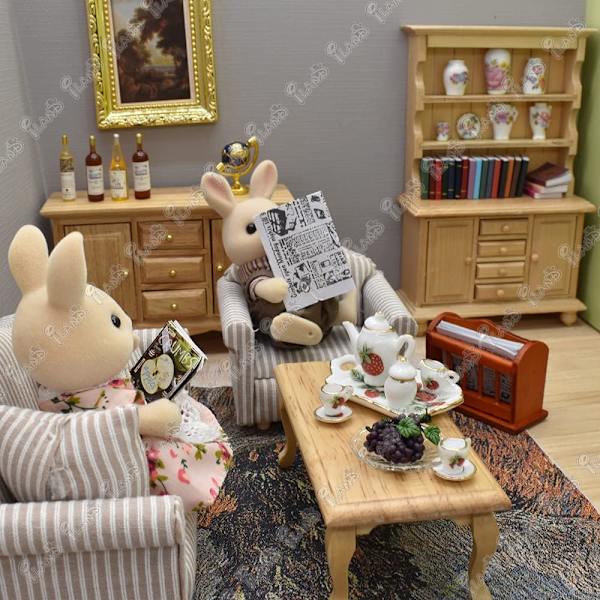 Mini træ dukkehus møbelsæt: Dukkehus stue sofa, skab, sofabord (klassiske dukkemøbler 7 stykker)
