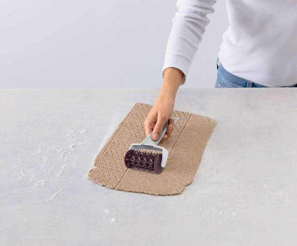 Kjevle for å lage brødpinner, aperitiffpinner og hjemmelagde forretter Dark purple