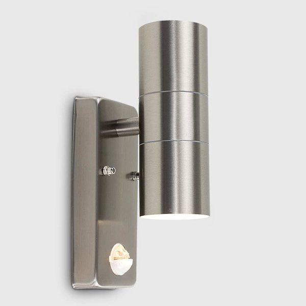 Par med moderne utendørs sikkerhetsvegglamper i rustfritt stål med PIR-bevegelsessensor, IP44-klassifisert, komplett med 5w GU10 LED-pærer