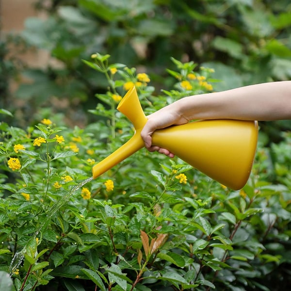 1st växtvattenkanna, PE Creative V Shape trädgårdsvattenkanna, minivattenkanna för trädgårdsväxter inomhus utomhus (gul)