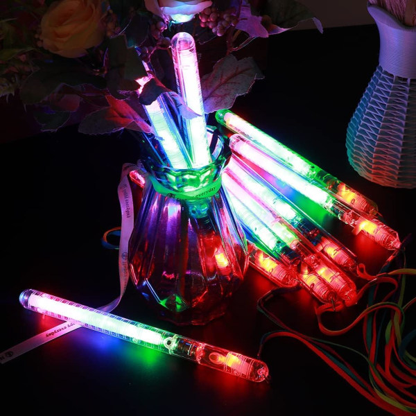 4 stk. LED-lysvand med blinkende lys - flerfarvede LED-lyssticks med snore til Halloween-fester, koncerter (tilfældig farve)