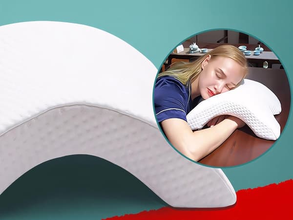 Ortopedisk pute med armhull - Minneskum, hvit bueform