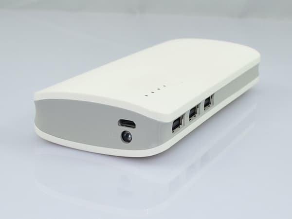 Varavirtalähde 10000 mAh - LED-taskulamppu ja pikalataus