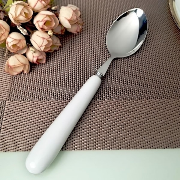 2 st 18 cm Fina Matskedar med Rund Kant, Högkvalitativt Rostfritt Stål med Vitt Keramiskt Handtag, Soppskedar Spegelpolerade Bestick, Huvudmålssked