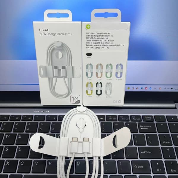 1 meter lang ladekabel, kompatibel med Samsung og iPhone 17 Pro Max, hurtiglading, USB-C-grensesnitt, hvit.
