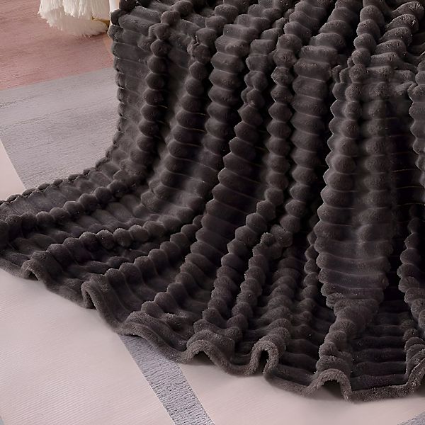 Harjattu fleece-peitto, täydellinen sohva- ja vuodepeitto 120*200CM, superpehmeä ja miellyttävä tuntu, täydellinen lämmikkeeksi kaikille perheenjäsenille (tummanharmaa)