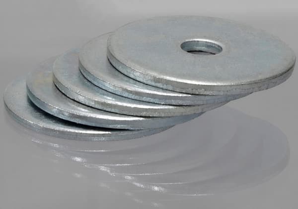 C44416 - Sarja 20 leveää litteää aluslevyä M6x30 mm - paksuus 2 mm - DIN9021 - teräs sinkitty - hopea