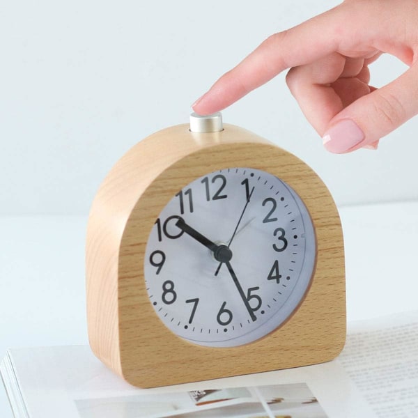 Portabel Design Analog Väckarklocka i Massivt Trä, Stilrent Utseende för Alla Rum, Icke-Tickande Klocka Säkerställer Tyst Drift