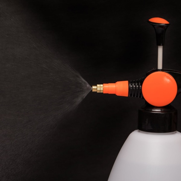 Vattenspruta och sprayflaska för växter, trädgårdar, kök och hem, 1,5 liters handspruta med justerbart tryckmunstycke