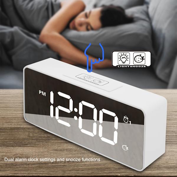 Multifunktionell USB-laddning Digital musik Snooze väckarklocka Bakgrundsbelyst spegeldisplay Vit