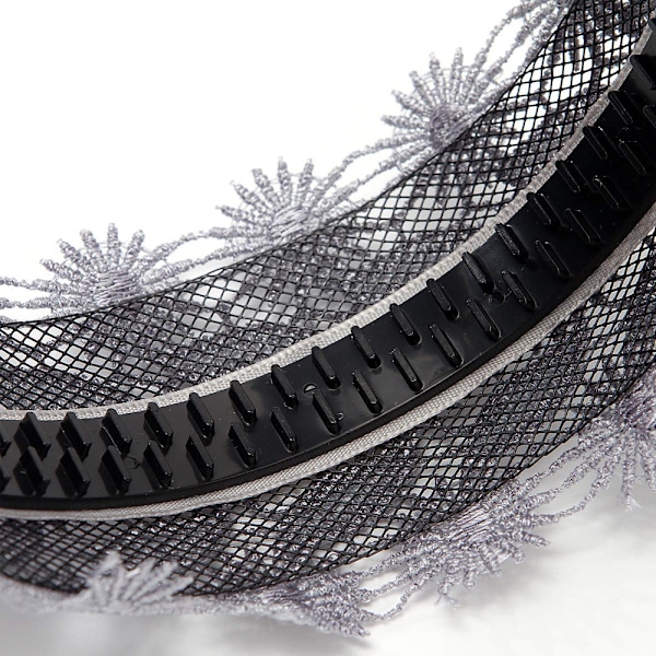 Unik ihålig design, bekväm att bära hela dagen, mode-hårband med spets, ventilerande formad mesh-innerfoder, elegant broderad blomdesign för