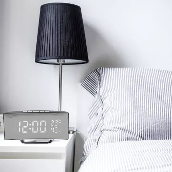 LED Digital Klocka 3 Nivåer Ljusstyrka Snooze USB Batteridriven Elektronisk Spegelväckarklocka med Temp Fuktighetsdisplay Vitt Ljus