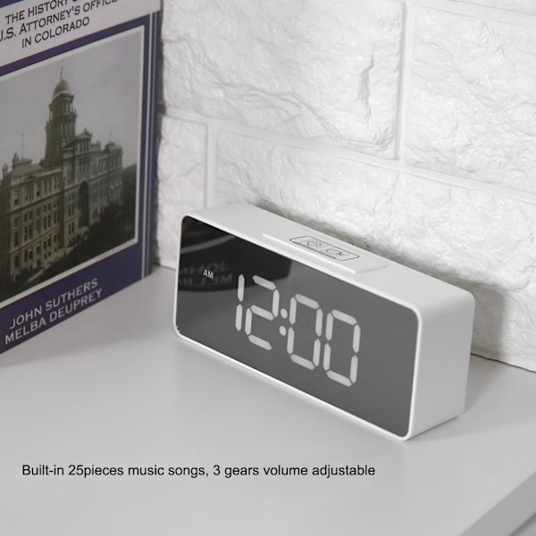 Multifunktionell USB-laddning Digital musik Snooze väckarklocka Bakgrundsbelyst spegeldisplay Vit