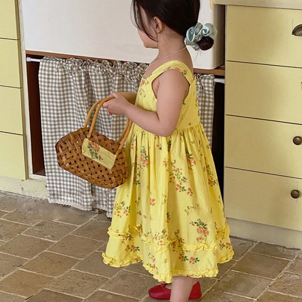 Liten gul flicka blommig prinsessklänning